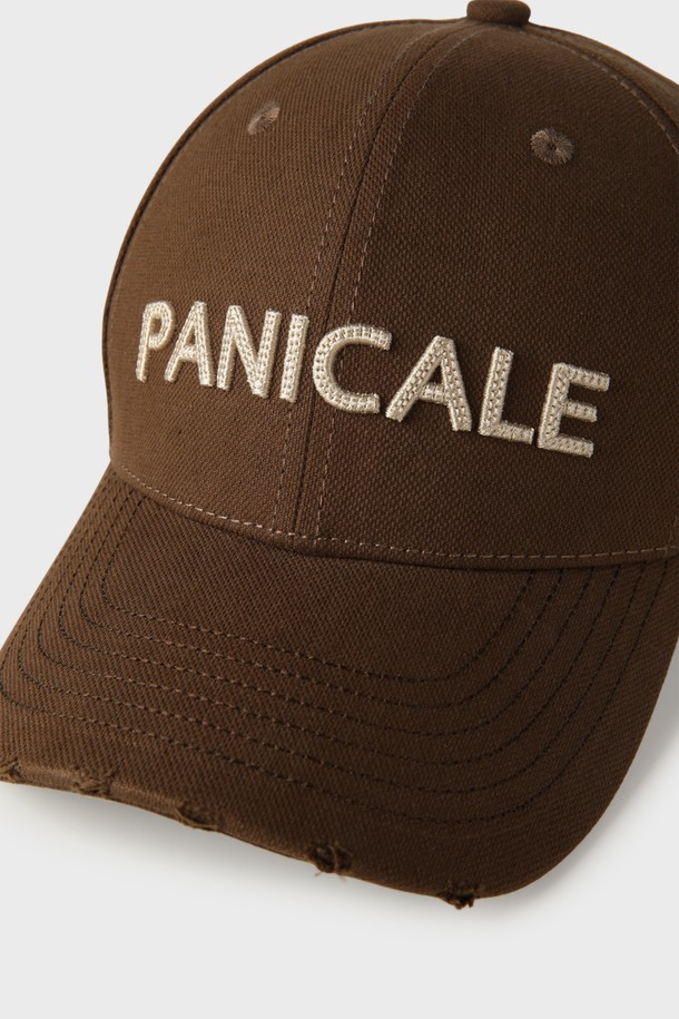 빈티지 로고 볼캡 M-QCAP01은 브라운 컬러의 면 소재 볼캡입니다. 봄, 여름, 가을 계절에 착용하기 좋으며, 일상생활과 산책룩에 잘 어울리는 캐주얼 & 미니멀 스타일의 제품입니다. 모자 깊이는 일반적이며, 부드러운 촉감과 일반 챙 넓이로 편안한 착용감을 선사합니다. 로고 프린팅이 빈티지한 느낌을 더해 포인트를 줍니다.
