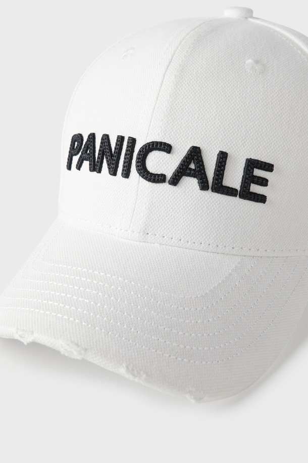 빈티지 로고 볼캡 M-QCAP01은 남녀 공용으로 착용 가능한 볼캡입니다. 봄, 여름, 가을 계절에 어울리는 면 소재의 부드러운 촉감과 일반적인 깊이 및 챙 넓이를 가지고 있습니다. 캐주얼, 미니멀, 클래식 스타일의 의상에 잘 어울리며, 여행룩이나 산책룩에 포인트를 줄 수 있습니다. 화이트 컬러에 빈티지한 로고 디자인이 특징입니다. 데일리룩에 편안함과 스타일을 더해보세요.
