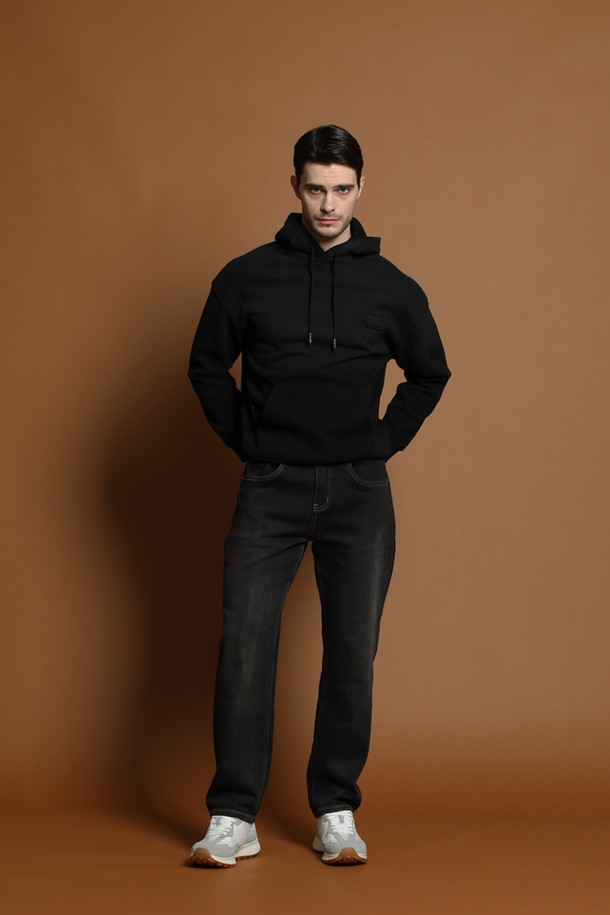 남성용 기모 그라데이션 후드 티셔츠 M-QTEE58입니다. 부드러운 기모 소재로 제작되어 가을, 겨울철 따뜻하게 착용할 수 있습니다. 캐주얼, 스트릿 스타일 연출에 적합하며, 레귤러 핏으로 편안한 착용감을 제공합니다. 블랙과 그라데이션 컬러 조합이 돋보이며, 후드 스트링으로 스타일을 더했습니다. 긴 소매 기장의 두꺼운 두께감으로 보온성을 높였습니다.
