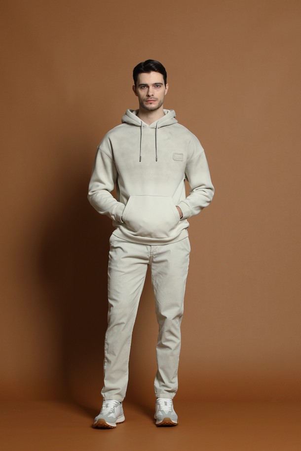 따뜻하고 포근한 남성용 기모 그라데이션 후드 티셔츠 M-QTEE58입니다. 부드러운 기모 안감으로 가을과 겨울철, 쌀쌀한 날씨에도 쾌적하게 착용 가능합니다. 베이직하고 캐주얼한 스타일로, 일상복으로 활용하기 좋습니다. 레귤러핏에 긴 소매, 후드 디자인으로 편안함을 더했습니다. 무지 패턴의 베이지 컬러가 어떤 스타일에도 잘 어울리며, 포켓 디테일로 실용성을 높였습니다.
