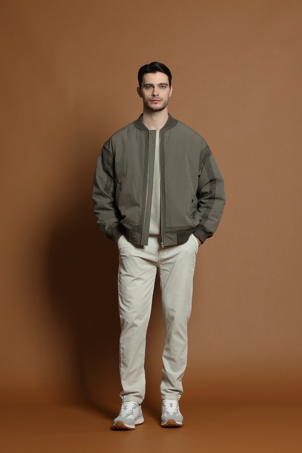 M-QCJP50 패치워크 다운 블루종 재킷은 겨울철 데일리룩과 출근룩에 활용하기 좋은 아우터입니다. 캐주얼, 클래식, 미니멀 스타일을 모두 아우르는 디자인으로, 세련된 분위기를 연출합니다. 카키브라운 컬러의 패치워크 패턴이 특징이며, 두꺼운 두께감과 가벼운 촉감으로 편안하게 착용할 수 있습니다. 덕다운 충전재(솜털 90%, 깃털 10%)와 680~700 필파워로 보온성을 높였으며, 베이스볼 카라와 시보리 마감으로 활동성을 더했습니다. 긴 소매, 집업 여밈 방식, 레귤러핏 디자인으로 제작되었습니다.
