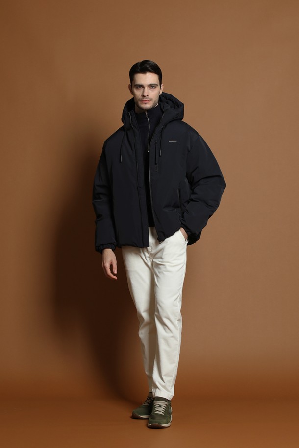 덕다운 후드 패딩 재킷 M-QCJP51은 남성용 겨울 아우터입니다. 블랙 컬러의 무지 디자인으로, 캐주얼 및 스포티 스타일을 연출하기 좋습니다. 두꺼운 두께감과 부드러운 촉감의 덕다운 소재로 제작되어 보온성과 방풍 기능을 제공합니다. 오버핏 숏패딩으로, 출근룩이나 여행룩에 편안하게 착용할 수 있으며, 긴 소매와 집업 여밈 방식의 디자인입니다. 후드 디테일이 더해져 활동적인 느낌을 더합니다.
