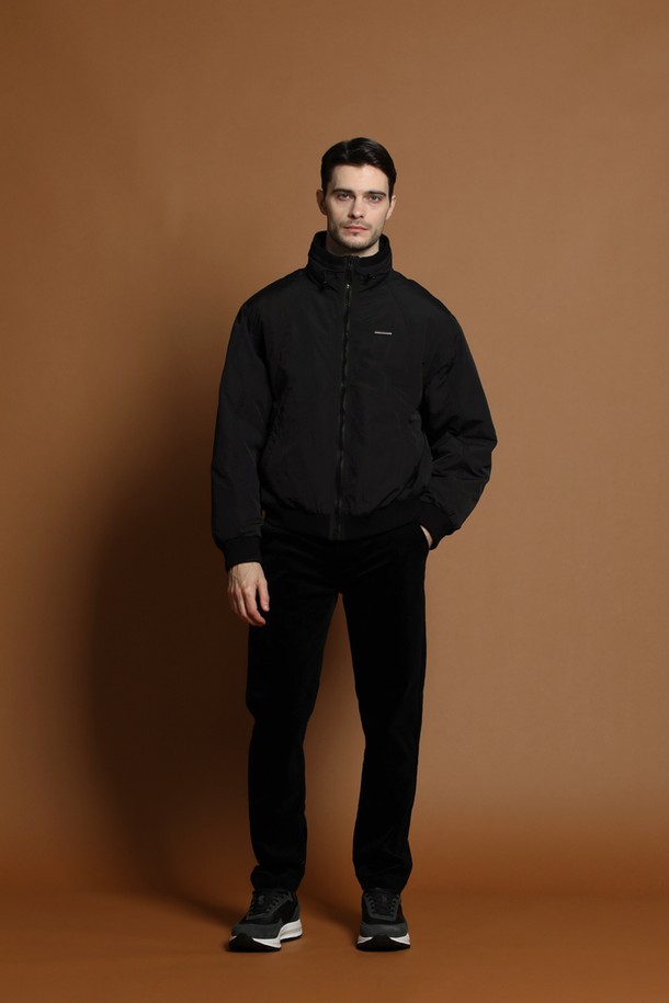 남성용 하이넥 다운 블루종 재킷 M-QCJP53입니다. 블랙 컬러의 무지 디자인으로, 캐주얼 및 스포티 스타일을 연출하기 좋습니다. 두꺼운 두께감과 부드러운 촉감의 나일론 소재로 제작되어 겨울철 보온과 방풍 기능을 제공합니다. 오버핏 디자인에 집업 여밈 방식으로 편안하게 착용 가능하며, 긴 소매 기장과 하이넥 스타일이 특징입니다. 안감은 패딩 처리되어 따뜻함을 더합니다.
