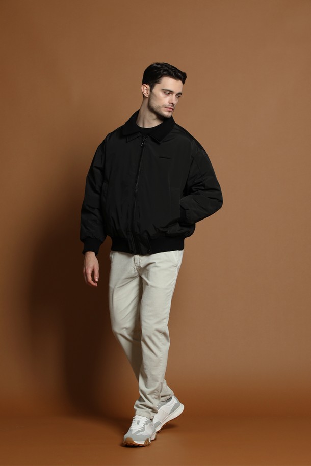 덕다운 더블 카라 블루종 재킷 M-QCJP54는 남성용 겨울 아우터입니다. 블랙 컬러의 무지 디자인으로 캐주얼, 스포티, 미니멀 스타일을 연출하기 좋습니다. 두꺼운 두께감과 부드러운 촉감의 덕다운 소재로 제작되어 보온성을 높였습니다. 넉넉한 오버핏에 집업 방식, 더블 카라 디자인으로 포인트를 주었습니다. 긴 소매 기장의 블루종 재킷으로 일상에서 편안하게 착용할 수 있습니다.
