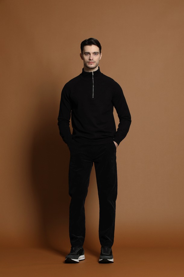 소프트 사이드 반집업 니트 M-QNIT61은 남성용 상의입니다. 부드러운 촉감의 니트 소재로 제작되었으며, 가을과 겨울에 따뜻하게 착용할 수 있습니다. 베이직하고 미니멀한 스타일로, 레귤러 핏과 긴 소매 기장을 갖추었습니다. 블랙 색상의 무지 디자인에 반집업 디테일이 더해져 세련된 느낌을 줍니다. 두꺼운 두께감으로 보온성을 높였으며, 일상생활에서 편안하게 활용하기 좋습니다.
