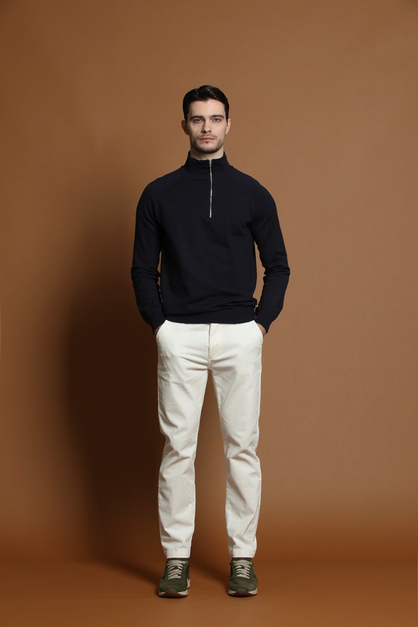 소프트 사이드 반집업 니트 M-QNIT61은 가을, 겨울 시즌에 어울리는 남성용 니트입니다. 베이직하고 미니멀한 스타일로, 일상복으로 활용하기 좋습니다. 부드러운 촉감의 니트 소재로 제작되었으며, 두꺼운 두께감으로 따뜻하게 착용할 수 있습니다. 레귤러 핏에 긴 소매, 반집업 네크라인 디자인으로 세련된 느낌을 더했습니다. 블랙 컬러에 무지 패턴으로 어떤 옷에도 쉽게 매치할 수 있습니다.
