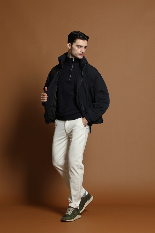 블랙 컬러의 덕다운 충전재를 사용한 남성용 블루종 재킷입니다. 일상 및 출근룩에 적합하며, 캐주얼하고 미니멀한 스타일을 연출합니다. 넉넉한 오버핏으로 편안한 착용감을 선사하며, 사이드 지퍼 디테일이 특징입니다. 긴 소매 기장과 두꺼운 두께감으로 겨울철에도 따뜻하게 입을 수 있습니다. 부드러운 촉감의 무지 디자인으로 다양한 룩에 활용하기 좋습니다.
