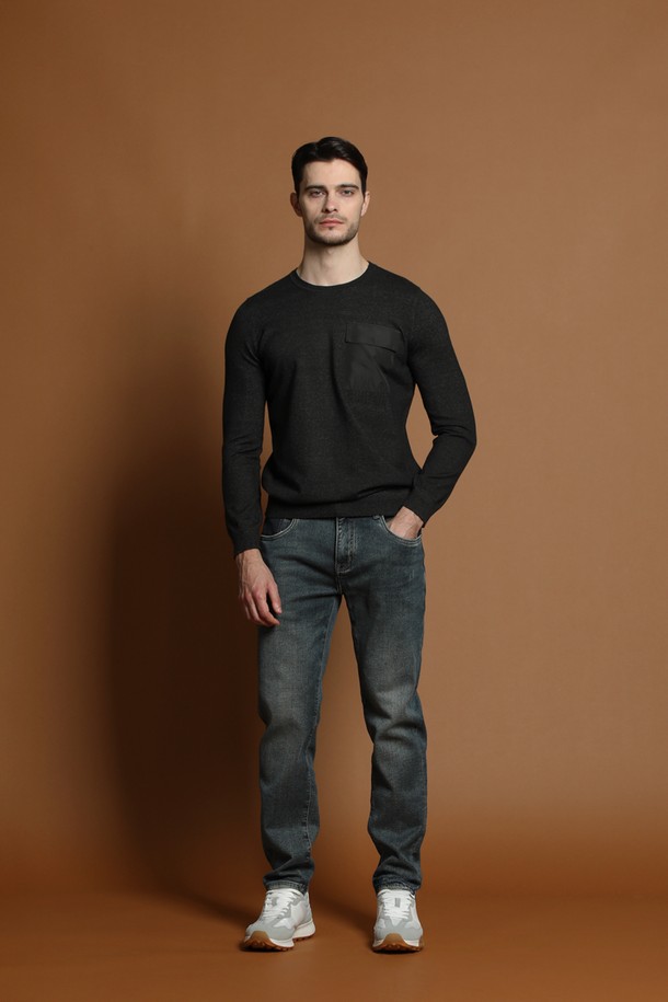 슬림핏 소프트 포켓 니트 M-QNIT62는 가을, 겨울 시즌에 어울리는 남성용 라운드넥 긴소매 니트입니다. 얇은 두께감과 부드러운 촉감의 니트 소재로 제작되어 편안한 착용감을 선사합니다. 베이직하고 미니멀한 스타일로, 무지 디자인에 포켓 디테일을 더해 실용성을 높였습니다. 출근룩 또는 비즈니스 캐주얼에 활용하기 좋으며, 미니멀, 클래식, 캐주얼 등 다양한 스타일을 연출할 수 있습니다. 슬림핏으로 제작되어 깔끔한 핏을 제공합니다.
