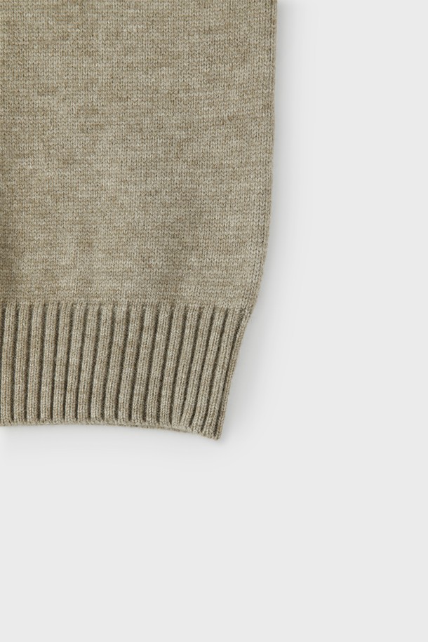 멜란지 오픈형 카라 베스트 M-QNIT63은 부드러운 촉감의 니트 소재로 제작된 여성 베스트입니다. 얇은 두께감과 민소매 디자인으로 봄, 가을 간절기에 활용하기 좋으며, 오픈형 카라 디테일이 세련된 느낌을 더합니다. 레귤러핏으로 편안하게 착용 가능하며, 베이직하고 미니멀한 스타일로 다양한 룩에 매치하기 용이합니다. 데이트룩, 모임룩 등 TPO에 맞춰 미니멀, 클래식, 캐주얼 스타일을 연출해보세요. 멜란지 그레이 컬러에 골지 디테일이 더해져 은은한 포인트를 줍니다.
