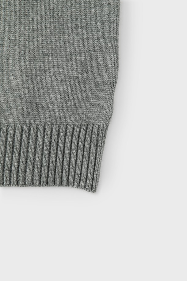 멜란지 오픈형 카라 베스트 M-QNIT63은 여성용 베스트로, 봄, 가을에 착용하기 좋은 크롭 기장의 니트입니다. 부드러운 촉감의 멜란지 소재로 제작되었으며, 미니멀하고 베이직한 스타일을 연출합니다. 오픈형 카라 디자인과 민소매 형태로, 다양한 룩에 레이어드하여 활용하기 좋습니다. 레귤러핏으로 편안하게 착용 가능하며, 일상에서 캐주얼하게 즐기기 좋은 아이템입니다. 그레이 컬러로 어떤 옷에도 쉽게 매치할 수 있습니다.
