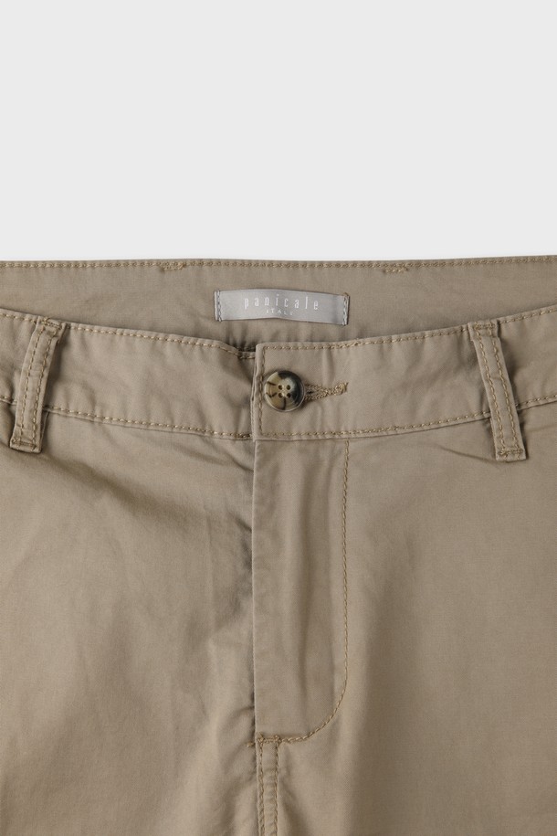 남성용 레귤러슬림핏 코튼 팬츠 M-QCPT08입니다. 베이직하고 캐주얼한 스타일로, 데이트룩, 출근룩 등 다양한 TPO에 활용하기 좋습니다. 면, 폴리아미드, 스판 혼방의 가볍고 단단한 촉감으로, 여름, 간절기, 겨울까지 폭넓게 착용 가능합니다. 레귤러핏과 슬림핏의 장점을 살린 레귤러슬림핏으로, 이태리 자수 디테일과 앞뒤 포켓 구성, 뒷주머니 봉제 제거 가능, 신축성 좋은 소재로 편안함까지 더했습니다. 화이트, 그레이, 베이지 세 가지 컬러로 출시되어, 미니멀, 클래식한 스타일을 연출할 수 있습니다.
