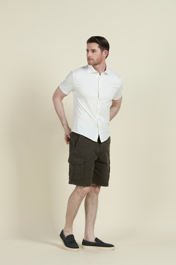 아이보리 컬러의 남성용 반소매 저지 셔츠 D-QCSH04입니다. 면, 레이온, 스판 혼방 소재로 제작되어 부드러운 촉감을 선사하며, 레귤러핏과 슬림핏으로 다양한 스타일 연출이 가능합니다. 칼라 네크라인과 밑단 로고 자수 디테일, 단추 여밈이 특징이며, 단독 착용은 물론 아우터와 레이어드하여 캐주얼, 미니멀, 클래식 스타일을 소화하기 좋습니다. 데이트룩, 카페룩과 같은 TPO에 적합하며, 여름, 간절기, 겨울까지 활용 가능한 활용도 높은 아이템입니다.
