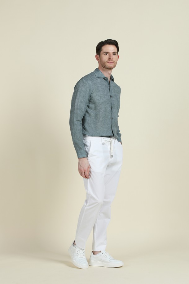 리오셀 린넨 워싱 셔츠 D-QCSH12는 남성용 상의로, 부드러운 촉감의 리오셀과 린넨 혼방 소재로 제작되었습니다. 베이직하면서도 캐주얼한 스타일로, 그레이와 블루 두 가지 색상으로 출시되었습니다. 간절기, 여름, 겨울까지 폭넓게 활용 가능하며, 슬림핏과 레귤러핏 두 가지 핏으로 만나볼 수 있습니다. 단추 여밈, 포켓 디테일, P 자수 포인트, 워싱 가공으로 빈티지한 감성을 더했으며, 데이트룩과 비즈니스 캐주얼, 캐주얼, 클래식, 미니멀 스타일을 즐겨 입는 분들께 추천합니다. 긴 소매 기장의 무지 셔츠입니다.
