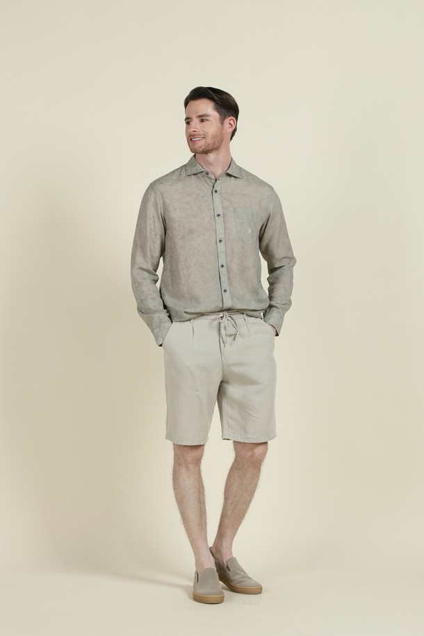 **리오셀 리넨 워싱 셔츠 D-QCSH12**

부드러운 촉감의 리오셀과 린넨 혼방 소재로 제작된 남성 셔츠입니다. 캐주얼한 스타일로 여름, 간절기, 겨울까지 폭넓게 활용 가능하며, 데이트룩과 출근룩에 모두 잘 어울립니다. 슬림핏 디자인에 워싱 처리된 독특한 패턴이 돋보이며, 그레이와 블루 두 가지 색상으로 출시되었습니다. 칼라 넥 라인에 긴 소매 기장으로 세련된 느낌을 더했으며, 단추 여밈과 포켓 디테일, P 자수 포인트가 특징입니다. 티셔츠와 레이어드하여 다양한 스타일을 연출할 수 있습니다.
