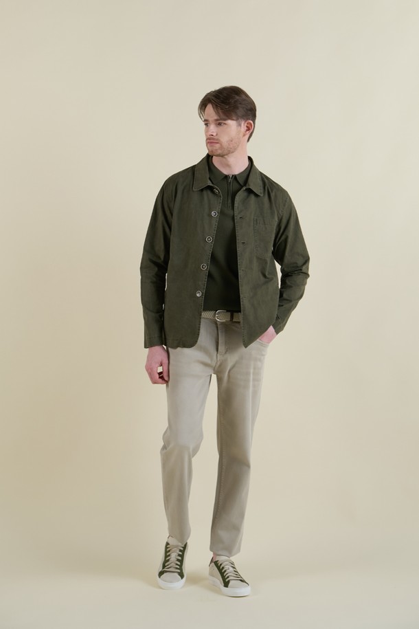 코튼 워크 재킷 M-QCJP03는 남성을 위한 클래식하고 베이직한 스타일의 워크 재킷입니다. 베이지와 카키 두 가지 색상으로 출시되었으며, 얇은 두께의 면 소재로 제작되어 부드러운 촉감을 자랑합니다. 간절기, 여름, 겨울, 다양한 계절에 걸쳐 비즈니스 캐주얼 및 겨울 데일리룩에 활용하기 좋습니다. 레귤러 핏에 긴 소매, 버튼 여밈 방식으로 디자인되었으며, 클래식 칼라와 가슴 및 사이드 포켓, 포켓 스티치 분리 가능 등의 특징을 가지고 있습니다. 미니멀하고 워크웨어 스타일을 연출하기에 적합합니다.
