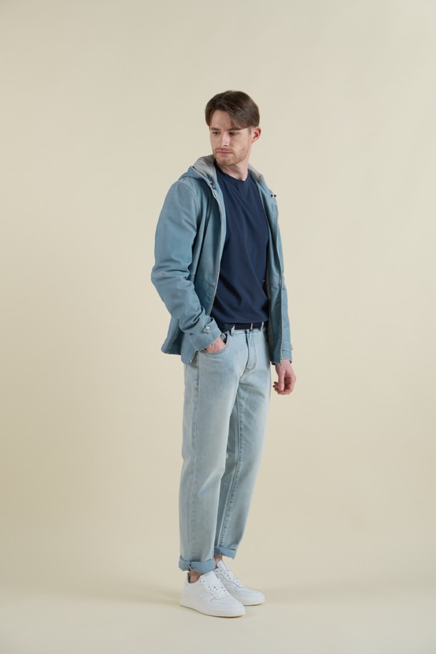 블루 라이트워시 데님 진 M-QJEAN05는 면, 폴리에스테르, 스판덱스 혼방 소재로 제작되어 부드러운 촉감과 편안한 착용감을 선사합니다. 슬림핏 또는 스트레이트 핏의 레귤러핏으로 출시되어 캐주얼하고 베이직한 스타일을 연출하며, 5포켓 디자인과 디스트레스드 디테일이 특징입니다. 데님 특유의 라이트워시 가공으로 시원한 느낌을 주어 여름, 간절기, 겨울까지 폭넓게 활용할 수 있습니다.
