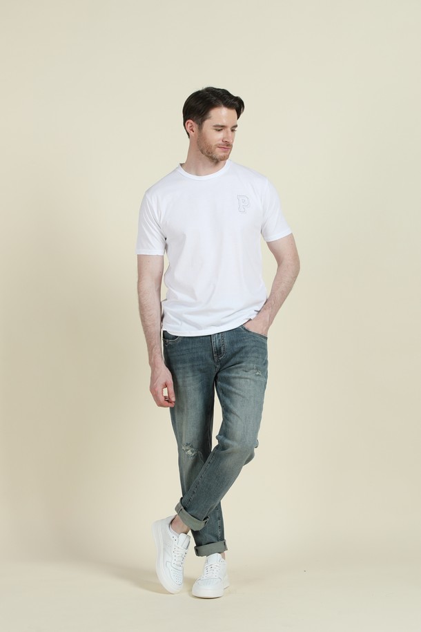 남성용 스티치 로고 반팔 티셔츠 F-QTEE01입니다. 부드러운 면 소재에 슬림핏으로 제작되어 편안한 착용감을 선사하며, 봄, 여름, 가을 간절기 시즌 데일리룩으로 활용하기 좋습니다. 가슴 부분 스티치 로고와 라운드넥 디자인으로 베이직하면서도 세련된 스타일을 연출하며, 레이어드하여 다양한 스타일링을 시도할 수 있습니다.
