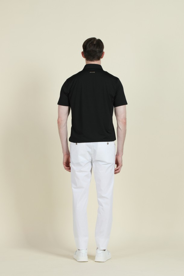 에어로쿨 스트레치 폴로 셔츠 D-QTEE16은 남성용 상의로, 일상 및 스포츠 활동에 적합한 에어로쿨 기능성 폴로 셔츠입니다. 얇고 부드러운 폴리에스터, 스판덱스 혼방 소재로 제작되어 흡습, 냉감, 통기 기능이 뛰어나 쾌적한 착용감을 제공합니다. 클로버 모양 단면 구조와 잠재수축사 가공으로 기능성을 높였으며, 슬림핏, 레귤러핏, 오버핏으로 다양한 스타일을 연출할 수 있습니다. 스포티, 미니멀, 캐주얼 스타일을 선호하는 분들께 추천하는 그레이 컬러의 반소매 무지 폴로 셔츠입니다. 로고 프린팅으로 포인트를 더했습니다.
