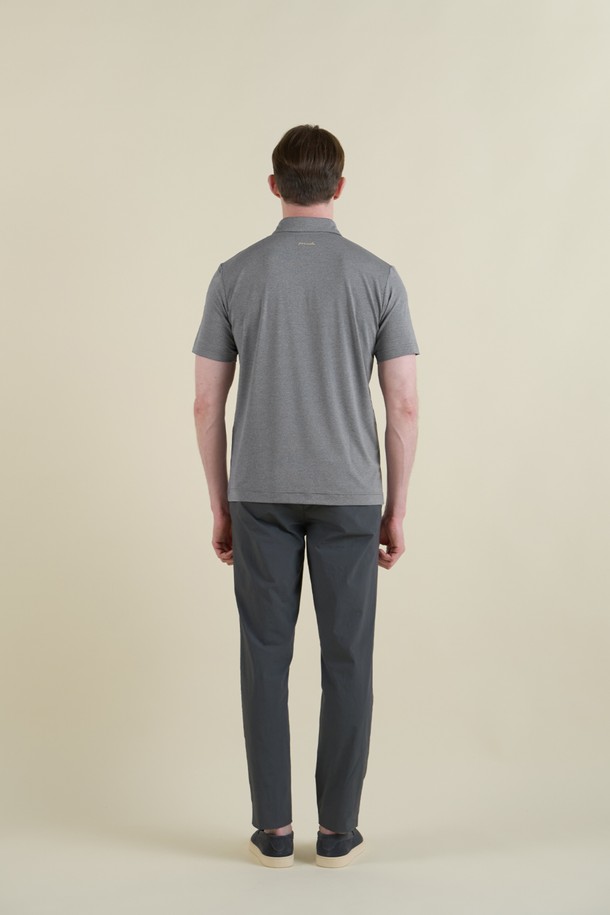 에어로쿨 스트레치 폴로 셔츠 D-QTEE16은 남성용 상의로, 일상과 스포츠 활동 모두에 적합한 폴로 셔츠입니다. 슬림핏과 레귤러핏 두 가지로 출시되어, 신체에 맞는 편안한 착용감을 제공합니다. 부드러운 촉감의 폴리에스터와 스판덱스 혼방 소재로 제작되어 흡습, 속건, 통기성, 체온 조절 기능을 갖췄습니다. 무지 디자인에 절제된 카라, 버튼 디테일, 뒷목 로고 프린팅으로 포인트를 주어 미니멀, 스포티, 클래식 스타일을 연출합니다. 출근룩과 피트니스룩에 모두 활용 가능하며, 사계절 내내 착용할 수 있는 실용적인 아이템입니다.
