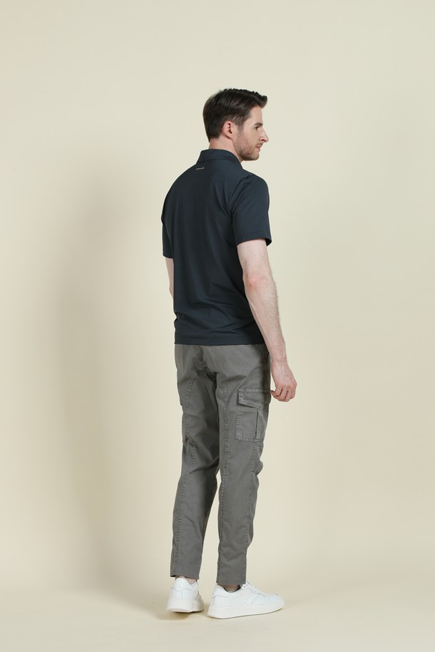 에어로쿨 스트레치 폴로 셔츠 D-QTEE16은 남성용 폴로 셔츠입니다. HYOSUNG(효성) aerocool 기능성 원단을 사용하여 흡습, 냉감, 통기, 속건 기능이 뛰어나 여름철 스포츠 활동이나 일상에서 쾌적하게 착용할 수 있습니다. 클로버 형태의 이형 단면 구조와 잠재권축사 가공으로 부드러운 촉감을 선사하며, 베이직하고 클래식한 스타일을 연출합니다. 슬림핏, 레귤러핏, 오버핏으로 다양한 핏을 선택할 수 있으며, 반소매, 레귤러 기장의 그레이 색상 무지 폴로 셔츠입니다.
