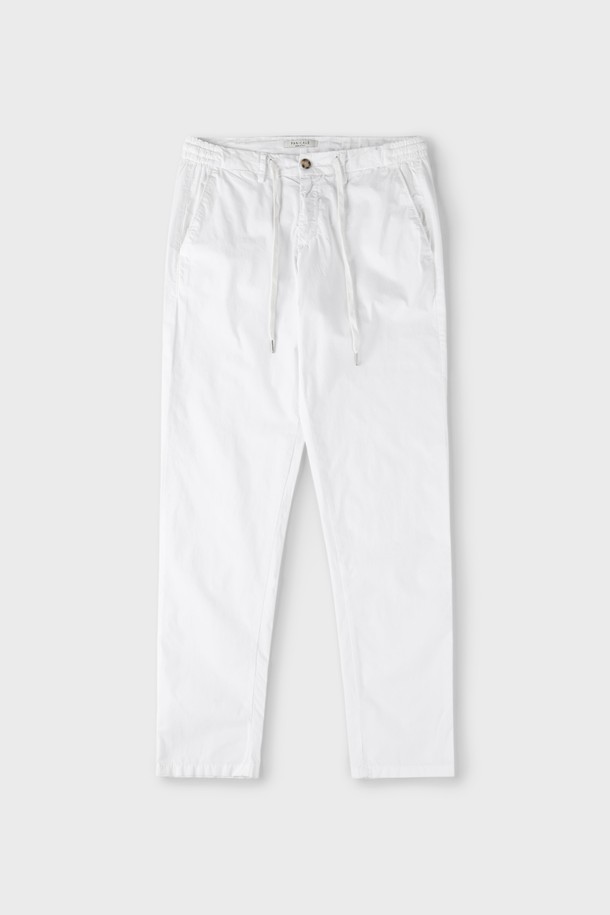 포플린 밴딩 슬림핏 치노 팬츠 F-ICPT03는 베이직하고 캐주얼한 스타일의 남녀 공용 치노 팬츠입니다. 면과 엘라스테인의 혼방으로 제작되어 부드러운 촉감과 편안한 착용감을 제공하며, 봄, 여름, 가을 시즌에 적합합니다. 슬림핏 디자인과 무지 패턴으로 어떤 상의에도 쉽게 매치할 수 있으며, 밴딩 허리와 드로우스트링으로 허리 사이즈 조절이 용이합니다. 그레이, 차콜, 베이지, 화이트, 카키 등 다양한 5가지 색상으로 출시되어 폭넓은 선택지를 제공하며, 앞뒤 포켓과 허리 안쪽 라벨 디테일로 실용성을 더했습니다. 일상생활과 캐주얼한 활동에 유용하게 활용할 수 있는 아이템입니다.
