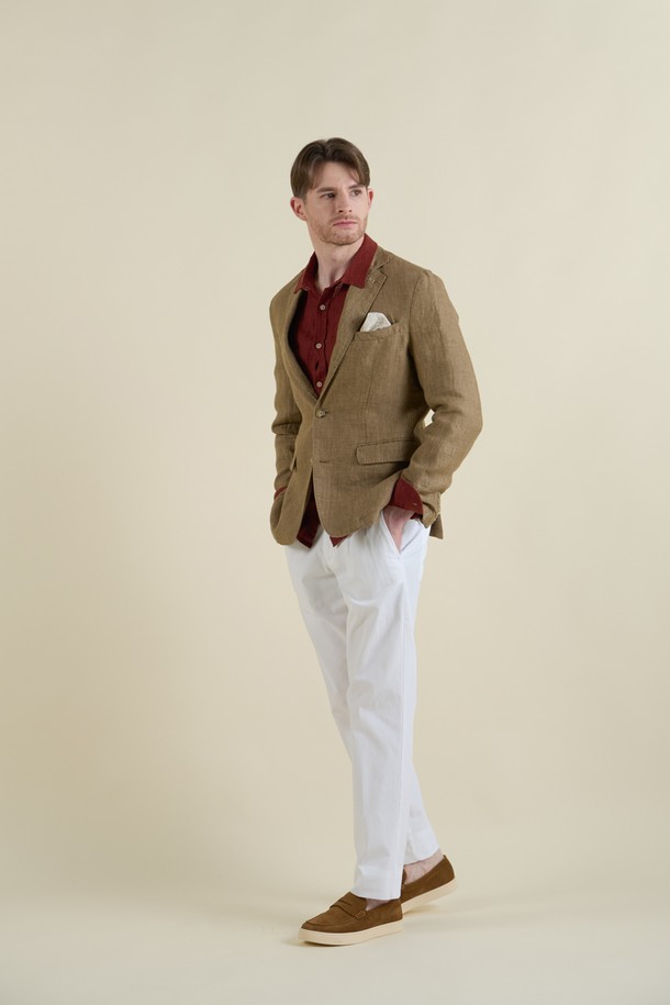 부드러운 촉감의 마이크로 텍스처가 돋보이는 남성용 슬림핏 치노 팬츠 F-QCPT10입니다. 면과 엘라스테인의 혼방으로 제작되어 봄, 여름 시즌 데일리 및 일상용으로 적합하며, 화이트와 베이지 두 가지 컬러로 제공됩니다. 슬림핏 디자인과 앞뒤 포켓 구성, 은은한 마이크로 텍스처 디테일이 모던하고 베이직한 스타일을 완성합니다.
