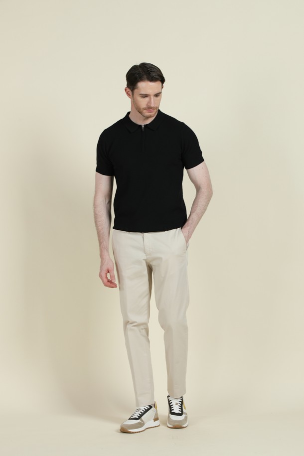 반소매 집업 폴로 니트 M-QNIT10은 남성용 반소매 집업 폴로 니트입니다. 베이지, 카키, 차콜, 아이보리 4가지 색상으로 출시되었으며, 여름과 간절기에 착용하기 좋습니다. 부드러운 촉감의 비스코스와 폴리에스터 혼방 소재로 제작되었으며, 슬림핏과 골지 패턴이 특징입니다. 클래식 카라 디자인과 집업 스타일로, 단독 착용 또는 이너 니트로 활용하여 베이직하고 클래식한 스타일을 연출할 수 있습니다. 데이트룩, 카페룩, 비즈니스 캐주얼 등 다양한 TPO에 활용 가능하며, 미니멀하고 캐주얼한 스타일을 완성합니다.
