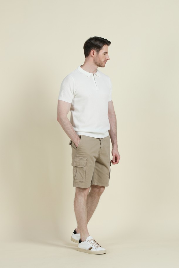 **반소매 집업 폴로 니트 M-QNIT10**

베이직하고 클래식한 스타일의 남성 반소매 집업 폴로 니트입니다. 가볍고 신축성이 좋은 비스코스, 폴리에스터 혼방 소재로 제작되어 여름과 간절기에 착용하기 좋습니다. 슬림핏으로 디자인되었으며, 부드러운 촉감과 골지 패턴이 특징입니다. 데이트룩, 비즈니스 캐주얼 등 다양한 TPO에 활용 가능하며, 단독 또는 이너 니트로도 활용할 수 있습니다. 카키, 베이지, 아이보리 세 가지 색상으로 출시되었습니다.
