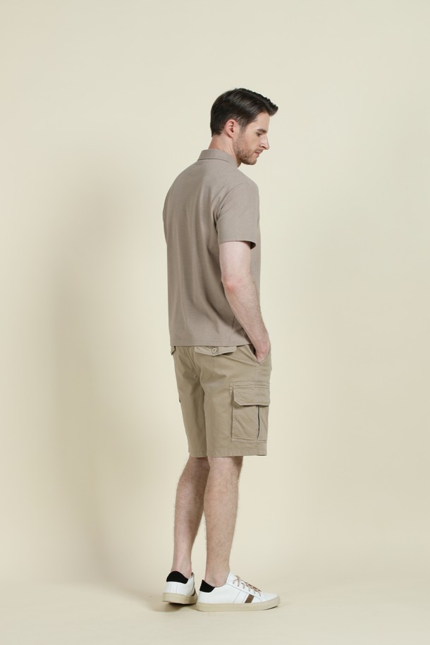 베이직하고 캐주얼한 스타일의 남성용 반집업 폴로 티셔츠 M-QTEE19입니다. 부드러운 촉감의 면, 폴리에스터, 스판 혼방 소재로 제작되어 여름과 간절기에 시원하고 편안하게 착용 가능합니다. 클래식한 카라 디자인과 뒷면 로고 프린팅이 돋보이며, 레귤러핏으로 제작되어 어떤 스타일에도 잘 어울립니다. 데이트룩, 카페룩 등 다양한 TPO에 활용할 수 있으며, 신축성이 좋아 활동성이 뛰어나고 몸에 달라붙지 않아 쾌적한 착용감을 선사합니다.
