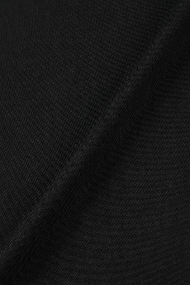 "엠-큐티이19" 반집업 폴로 티셔츠는 베이지, 블루, 화이트, 카키, 차콜 5가지 다채로운 색상으로 출시되어 있습니다. 면, 폴리에스터, 스판 혼방 소재로 제작되어 부드러운 촉감과 신축성을 자랑합니다. 클래식한 카라 디자인과 반집업 스타일로 세련된 분위기를 연출하며, 일상에서 데이트룩, 카페룩 등 다양한 TPO에 활용하기 좋습니다. 로고 프린트가 돋보이는 베이직한 디자인에 뒷면에도 로고를 넣어 포인트를 더했습니다. 레귤러핏으로 몸에 달라붙지 않아 편안하게 착용할 수 있습니다.
