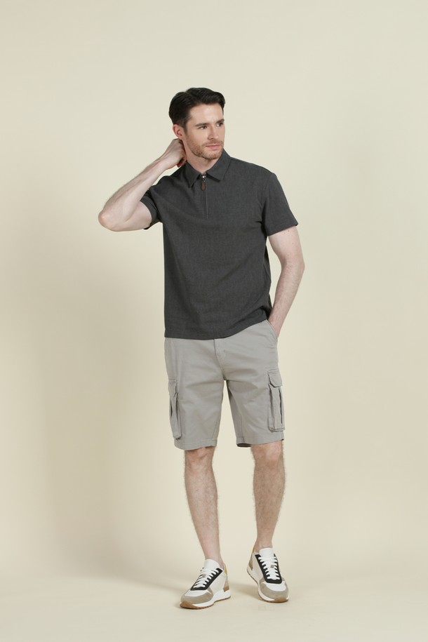 **반집업 폴로 티셔츠 M-QTEE19**

베이지, 블루, 화이트, 카키, 차콜 등 다채로운 컬러로 출시된 반집업 폴로 티셔츠입니다. 면, 폴리에스터, 스판 혼방 소재로 제작되어 부드러운 촉감과 편안한 착용감을 선사하며, 신축성 있는 소재로 활동성을 높였습니다. 레귤러핏에 반소매 디자인으로, 일상, 데이트, 동네 마실, 카페 등 다양한 TPO에 활용하기 좋습니다. 베이직하고 클래식한 스타일로, 미니멀, 캐주얼 룩을 즐겨 입는 분들께 추천합니다. 뒷면 로고 프린팅으로 포인트를 더했습니다.
