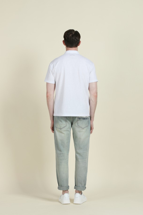 **반집업 폴로 티셔츠 M-QTEE19**는 남성용 반집업 폴로 티셔츠입니다. 베이지, 블루, 화이트, 카키 4가지 색상으로 출시되었으며, 데일리룩과 간절기, 여름철에 착용하기 좋습니다. 클래식하고 베이직한 스타일로, 레귤러 핏의 반소매 기장입니다. 면, 폴리에스터, 스판 혼방 소재로 제작되어 부드러운 촉감을 선사합니다. 클래식한 카라 디자인과 뒷면 로고 프린팅이 특징이며, 카페룩, 여행룩, 미니멀, 캐주얼 스타일을 연출하기에 적합합니다.
