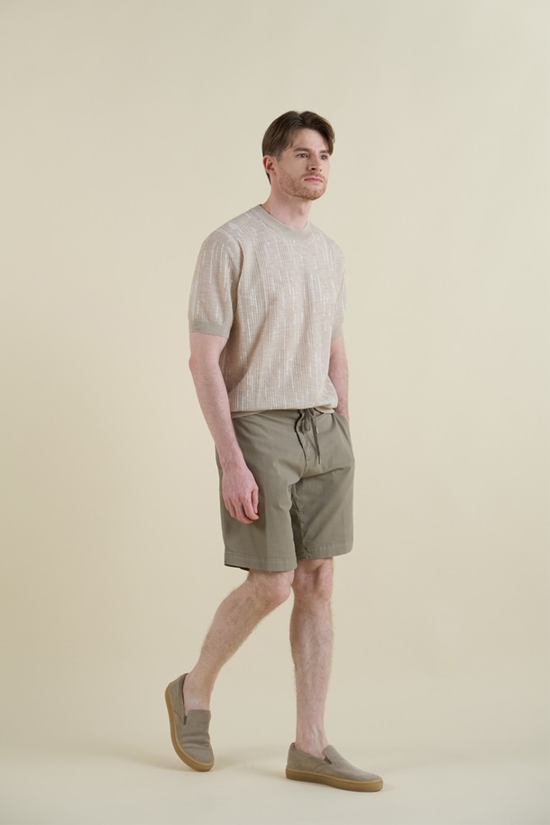 부드러운 면과 엘라스테인 혼방 소재의 남성용 드로우스트링 버뮤다 쇼츠입니다. 캐주얼한 무드의 베이직 디자인으로, 그레이와 카키브라운 두 가지 색상으로 출시되었습니다. 허리 부분 드로우스트링과 무릎 위 기장감, 앞뒤 포켓 디테일로 편안함과 실용성을 더했습니다.
