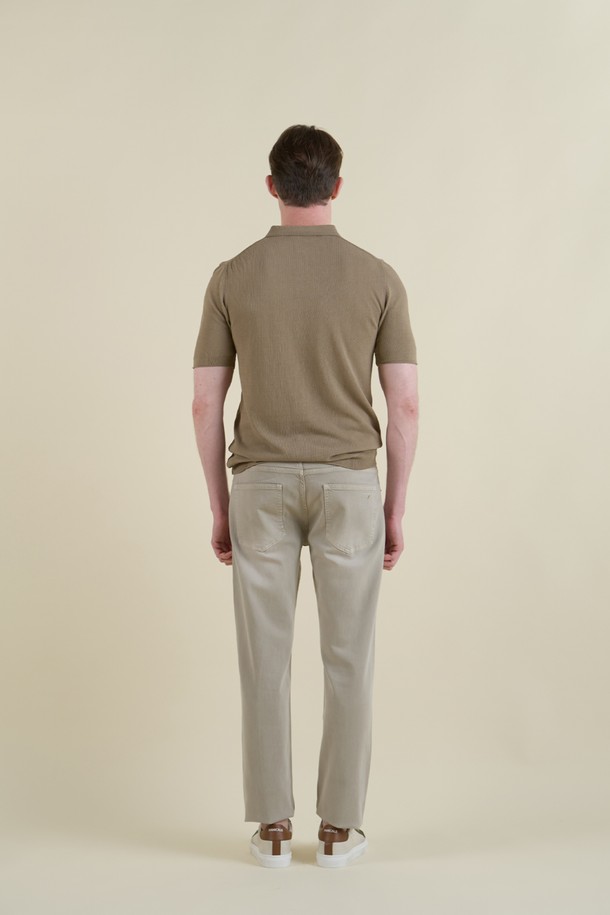 **헤링본 반소매 폴로 니트 F-QNIT01**은 부드러운 면 소재로 제작되어 편안한 착용감을 선사하며, 여름과 간절기에 활용하기 좋은 얇은 두께의 슬림핏 반소매 폴로 니트입니다. 네이비와 사비아 두 가지 색상으로 출시되었으며, 헤링본 패턴과 소매 및 밑단 시보리 & 데끼 마감 디테일이 클래식하면서도 캐주얼한 스타일을 연출합니다. 통기성이 뛰어나 단독으로 착용하거나 아우터 속 이너 니트로 활용하여 다양한 연출이 가능합니다.
