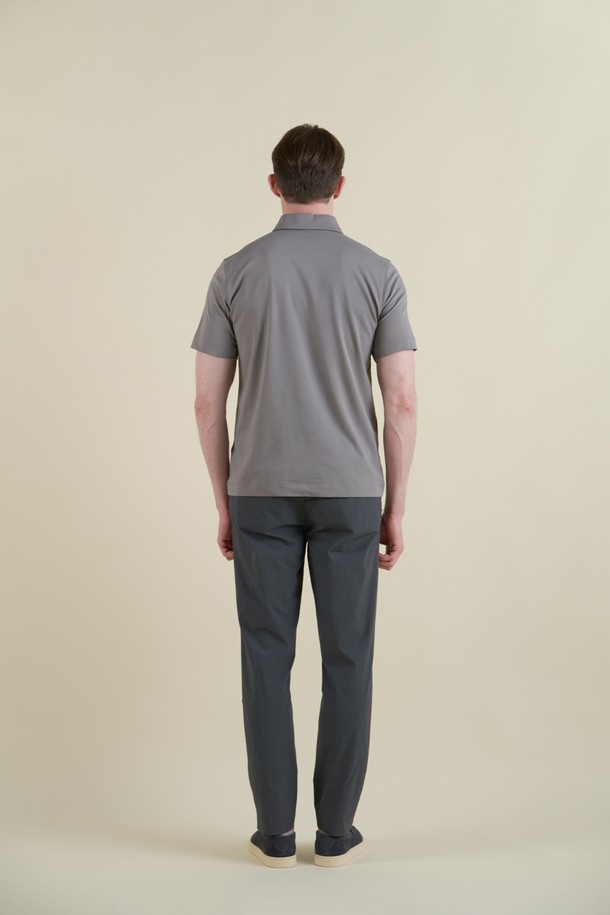 쿨에버 조니 칼라 폴로 셔츠 D-QTEE20는 남성용 폴로 셔츠로, 미니멀하고 베이직한 스타일을 추구합니다. 그레이 컬러에 반소매 기장과 레귤러핏, 슬림핏으로 폭넓은 핏을 제공하며, COOLEVER 기능성 원단과 흡습, 속건, 통기 기능을 갖춰 여름, 간절기, 겨울에도 쾌적하게 착용 가능합니다. 면, 폴리에스테르, 스판덱스 혼방 소재로 부드러운 촉감을 제공하며, 로고 자수 디테일이 특징입니다.
