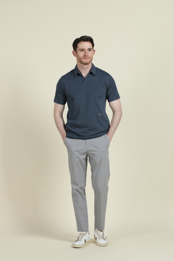 쿨에버 조니 칼라 폴로 셔츠 D-QTEE20는 여름, 간절기, 겨울까지 활용 가능한 베이직 스타일의 반소매 폴로 셔츠입니다. COOLEVER 기능성 원단을 사용하여 흡습, 속건, 통기, 경량 기능을 갖췄으며, 부드러운 촉감과 무지 디자인으로 편안한 착용감을 선사합니다. 슬림핏, 레귤러핏, 오버핏으로 다양한 핏을 선택할 수 있으며, 조니칼라 네크라인과 로고 자수 디테일이 돋보이는 제품입니다.
