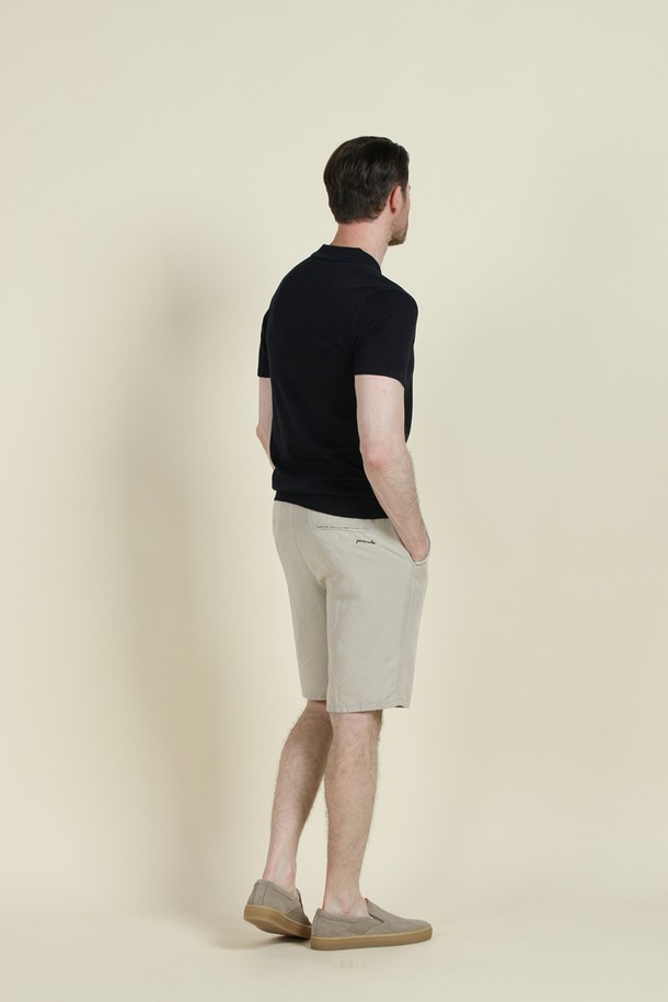 조니 칼라 폴로 니트 M-QNIT08은 미니멀하고 베이직한 스타일의 남성 여름 니트입니다. 부드러운 촉감의 비스코스, 폴리에스테르 혼방 소재로 제작되었으며, 슬림핏으로 시원하고 편안한 착용감을 선사합니다. 골지 패턴과 조니칼라 디자인이 특징이며, 반소매 기장으로 데이트룩, 카페룩 등 다양한 TPO에 활용할 수 있습니다. 버튼리스 디자인으로 깔끔하며, 단독 또는 아우터 이너로 활용 가능하여 활용도가 높습니다. 네이비, 블랙 두 가지 컬러로 출시되었습니다.
