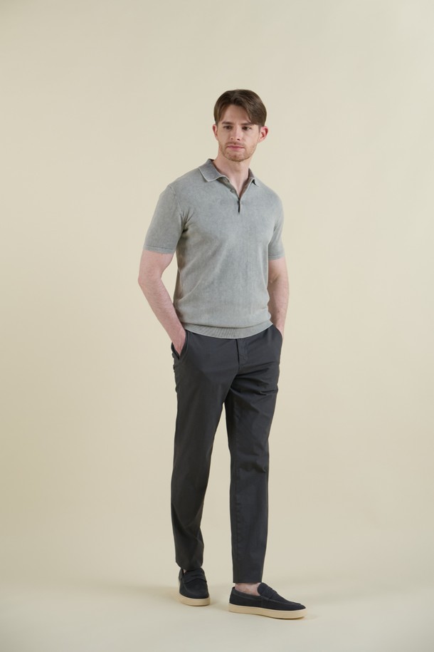 **빈티지 워싱 폴로 니트 M-QNIT07**

부드러운 면 소재로 제작되어 편안한 착용감을 선사하는 빈티지 워싱 폴로 니트입니다. 슬림핏 디자인과 반소매 기장으로 시원하고 세련된 느낌을 줍니다. 그레이, 블루 두 가지 색상으로 출시되어 데이트룩, 카페룩 등 다양한 스타일 연출에 용이합니다. 얇은 두께감과 신축성 좋은 소재로 여름, 간절기에 활용하기 좋으며, 3버튼 디자인과 골지 패턴이 클래식하면서도 베이직한 무드를 더합니다. 미니멀하고 캐주얼한 스타일을 즐기는 남성분들께 추천합니다.
