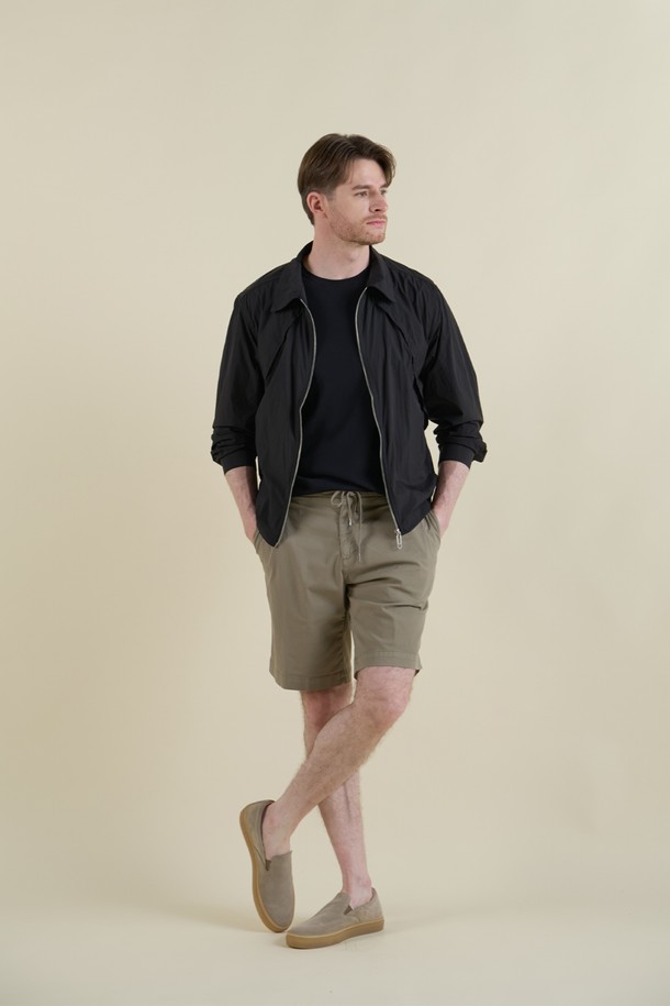 블랙 색상의 남성용 윈드브레이커 M-QCJP06는 봄, 가을 간절기에 적합한 슬림핏의 경량 아우터입니다. 나일론과 폴리에스테르 혼방 소재로 제작되어 부드러운 촉감과 함께 방풍 기능을 제공하며, 메쉬 소재 적용으로 통기성을 강화했습니다. 일상 및 스포츠 활동에 모두 활용 가능하며, 집업 스타일과 무지 디자인으로 미니멀하고 스포티한 매력을 연출합니다.
