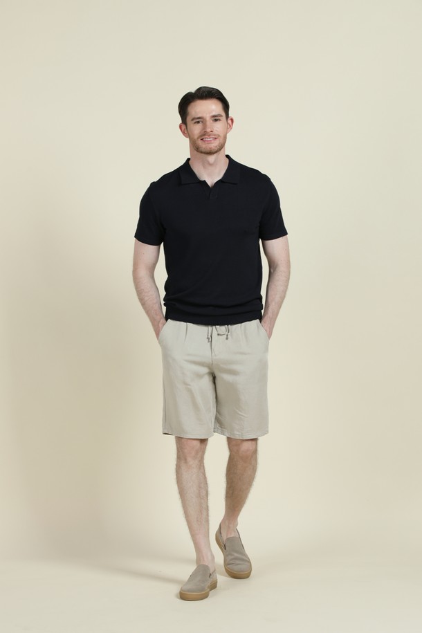 부드러운 텐셀과 리넨 혼방 소재로 제작된 남성 드로우스트링 쇼츠입니다. 카키와 그레이 두 가지 색상으로 만나볼 수 있으며, 허리 부분 드로우스트링과 슬림 또는 레귤러 핏으로 편안한 착용감을 제공합니다. 무릎 위 기장으로 시원하며, 뒷면 로고 자수와 뒷주머니 봉제 제거 가능한 디테일이 돋보이는 데일리 쇼츠입니다.
