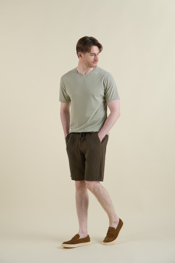 부드러운 린넨과 텐셀 혼방 소재로 제작된 남성 드로우스트링 쇼츠입니다. 카키 색상에 무지 디자인으로, 여름 및 간절기에 캐주얼하고 베이직한 스타일을 연출하기 좋습니다. 슬림핏, 레귤러핏, 릴렉스핏으로 편안함을 더했으며, 뒷면 로고 자수와 뒷주머니 봉제(제거 가능) 디테일이 특징입니다.
