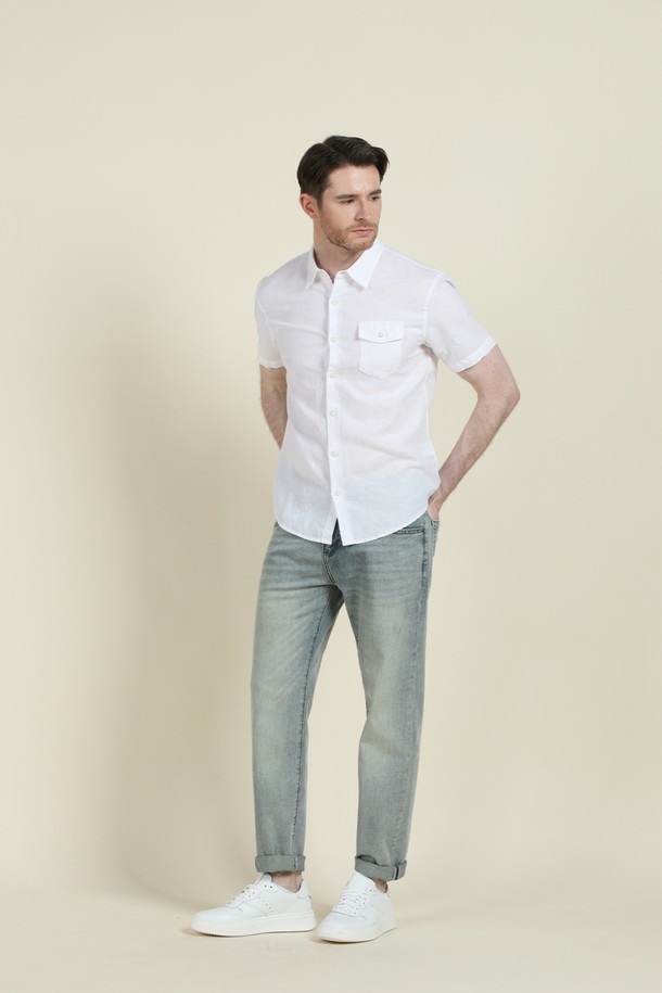 라이트블루 컬러의 남성용 데님 진으로, 캐주얼한 스타일을 연출하기에 좋습니다. 면, 폴리에스테르, 스판덱스의 혼방 소재로 제작되어 부드러운 촉감과 편안한 착용감을 제공하며, 은은한 워싱과 배색 자수 디테일이 돋보입니다. 레귤러핏과 스트레이트 핏으로 디자인되었으며, 5포켓 디자인과 간절기, 여름, 겨울 등 다양한 계절에 활용 가능한 실용적인 아이템입니다.
