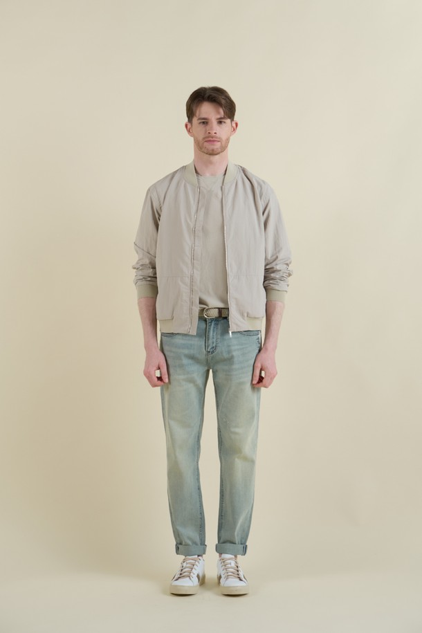 라이트블루 스티치 데님 진 M-QJEAN09는 남성을 위한 데일리 청바지입니다. 봄, 여름, 가을 계절에 적합하며, 캐주얼, 베이직 스타일을 연출할 수 있습니다. 레귤러 슬림 핏으로 제작되었으며, 부드러운 촉감이 특징입니다. 워싱과 스티치 패턴, 5포켓 디자인과 배색 스티치 디테일로 포인트를 더했습니다. 쇼핑룩, 카페룩과 같은 TPO, 캐주얼, 미니멀 스타일을 선호하는 분들께 추천합니다.
