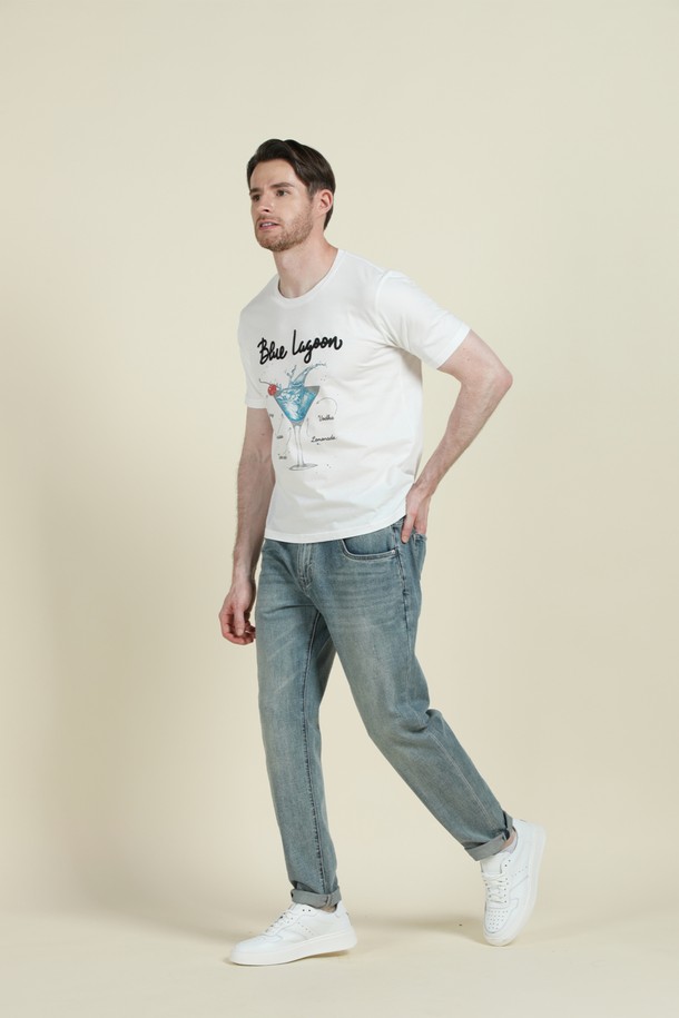 블루 라군 프린트 티셔츠 F-QTEE13은 시원한 화이트 컬러에 블루 라군 칵테일 그래픽 프린팅으로 포인트를 준 남성용 티셔츠입니다. 얇고 부드러운 면 소재로 제작되어 여름과 간절기에 쾌적하게 착용 가능하며, 슬림핏 라운드넥 디자인으로 캐주얼한 스타일을 연출합니다. 신축성이 좋아 편안한 착용감을 선사하며, 일상복으로 활용하기 좋습니다.
