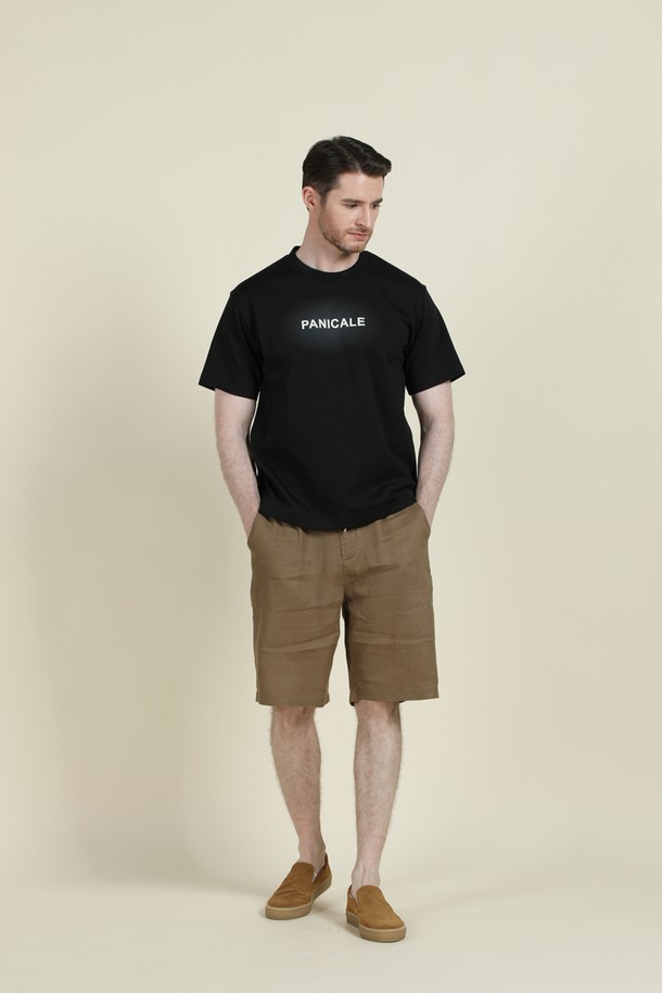 **드로우스트링 리넨 쇼츠 M-QCPT13**는 여름철 편안함과 스타일을 동시에 잡을 수 있는 남성용 반바지입니다. 블랙, 브라운, 차콜 세 가지 색상으로 출시되어 어떤 상의와도 쉽게 매치할 수 있습니다. 린넨 소재 특유의 자연스러운 촉감과 얇은 두께감으로 시원하게 착용 가능하며, 레귤러핏으로 편안한 착용감을 제공합니다. 드로우스트링과 하프 밴딩으로 허리 사이즈 조절이 용이하며, 앞뒤 포켓과 뒷주머니 봉제 제거 가능 디테일로 실용성을 더했습니다. 동네 마실룩, 휴가룩, 여행룩 등 다양한 상황에서 캐주얼하고 미니멀한 스타일을 연출해보세요.
