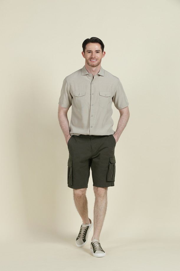 워싱 처리된 면혼방 소재의 남성용 카고 반바지입니다. 부드러운 촉감의 면 98%, 스판덱스 2% 혼방으로 편안한 착용감을 제공하며, 캐주얼한 스타일로 일상에서 활용하기 좋습니다. 레귤러핏에 무릎 위 기장으로 시원하며, 카고 포켓 디자인으로 실용성을 더했습니다.
