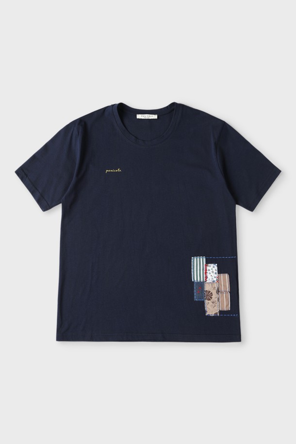 네이비 컬러의 코튼 소재로 제작된 남성용 코튼 패치워크 로고 티셔츠 F-QTEE14입니다. 부드러운 촉감과 신축성 있는 면 소재로 여름철 시원하고 편안하게 착용할 수 있으며, 슬림핏 라운드넥 디자인이 특징입니다. 다양한 하의와 매치하여 캐주얼하고 베이직한 스타일을 연출할 수 있습니다.
