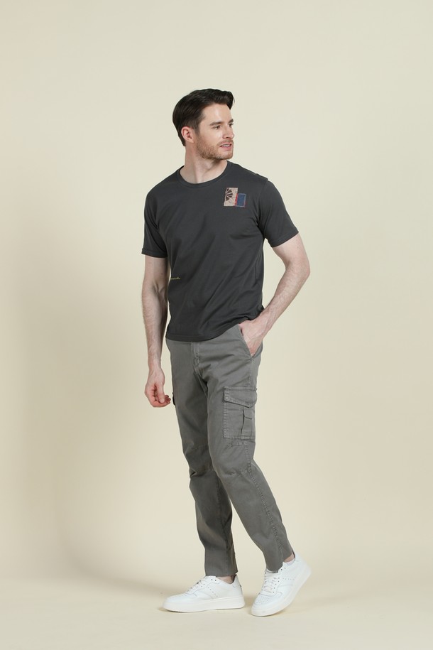 **코튼 패치워크 로고 티셔츠 F-QTEE15**

다채로운 패턴과 컬러의 패치워크 디테일이 돋보이는 코튼 티셔츠입니다. 부드러운 촉감의 면 소재로 제작되어 편안한 착용감을 선사합니다. 슬림핏 디자인과 라운드넥으로 깔끔하고 베이직한 스타일을 연출합니다. 데일리룩 및 간절기, 여름철에 활용하기 좋으며, 캐주얼, 미니멀, 클래식 무드를 모두 소화합니다. 동네 마실룩이나 여행룩으로 코디하기 좋습니다.
