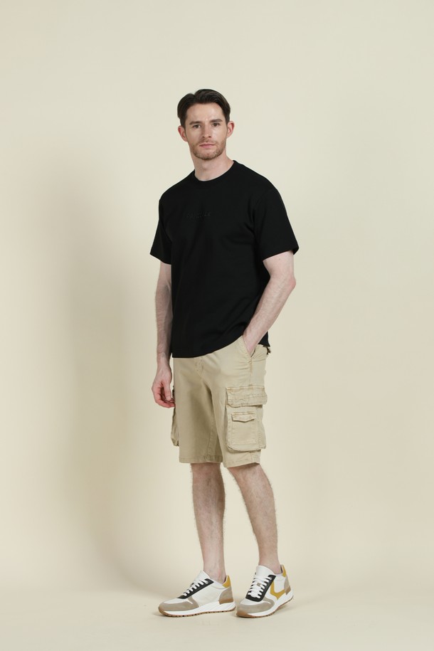 블랙과 화이트 색상으로 출시된 남성용 로고 반팔 티셔츠 M-QTEE22입니다. 비스코스, 폴리에스터, 스판 혼방 소재로 제작되어 부드러운 촉감과 얇은 두께감으로 여름, 간절기에 시원하게 착용하기 좋습니다. 여유 있는 오버핏 실루엣과 중간 신축성, 앞면 로고 자수 포인트가 돋보이는 베이직 캐주얼 스타일의 티셔츠입니다.
