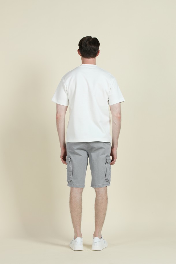 블랙과 화이트 색상으로 출시된 남성용 로고 반팔 티셔츠 M-QTEE22는 부드러운 촉감의 비스코스, 폴리에스터, 스판 혼방 소재로 제작되었습니다. 라운드넥 디자인에 앞면 로고 자수 포인트를 더했으며, 슬림핏, 레귤러핏, 오버핏까지 다양한 핏으로 출시되어 깔끔한 실루엣을 연출합니다. 여름과 간절기에 적합하며, 일상 및 캐주얼 스타일을 즐겨 입는 남성분들에게 추천하는 베이직한 반팔 티셔츠입니다.
